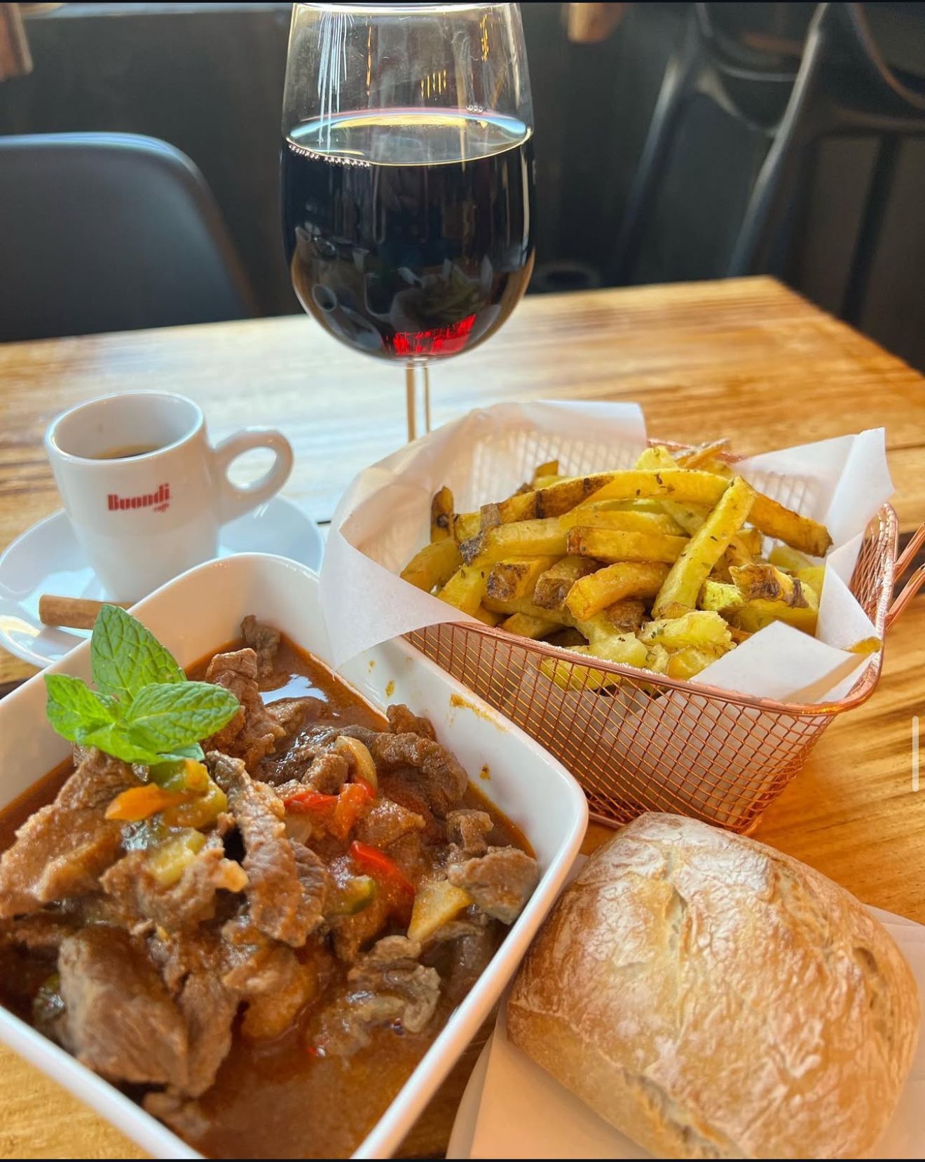 Tender meat stew with wine and bread